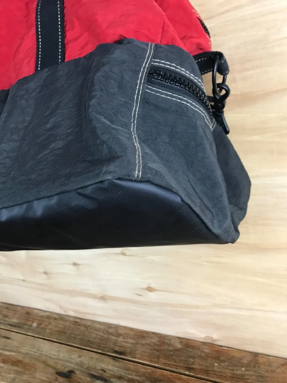 Vintage‎ Eddie Bauer Red Duffel Gym Bag Goose Logo Shoulder Strap w/Handles